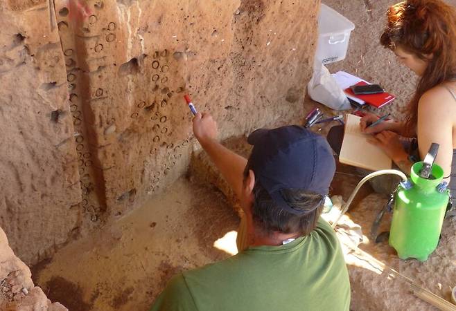 연구진이 모로코의 토마스 채석장에서 연대 측정을 위해 지층 표본을 떼내고 있다. 막스플랑크 진화인류학연구소 제공