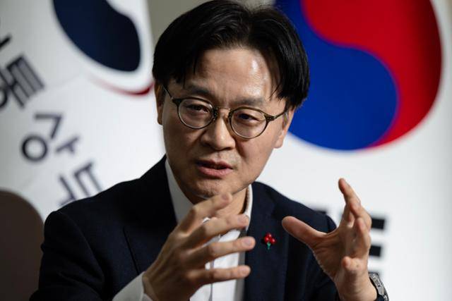 김정관 산업통상부 장관이 21일 정부서울청사에서 한국일보와 인터뷰하고 있다. 쿠팡 사태 관련 답변에서 김 장관의 어조는 한층 강했다. 박시몬 기자