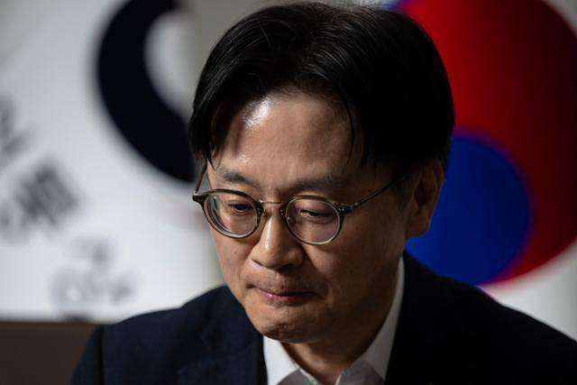 21일 정부서울청사에서 김정관 산업통상부 장관이 한국일보와 인터뷰를 하며 입술을 굳게 다물고 있다. 박시몬 기자