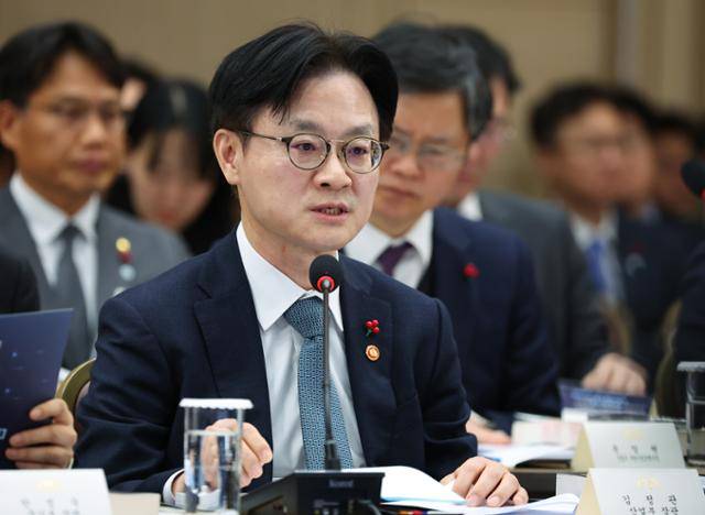 김정관 산업통상부 장관이 지난달 17일 세종시 정부세종컨벤션센터에서 이재명 대통령에게 업무보고를 하고 있다. 세종=대통령실통신사진기자단