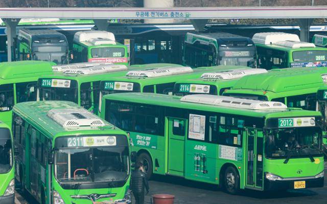 서울 시내 한 버스 종점에 시내버스들이 모여있다. 사진은 기사와 직접 연관이 없음. 연합뉴스