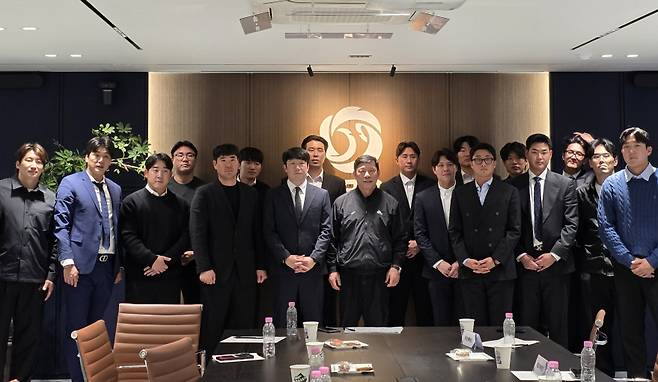 지난해 11월 열린 한국프로야구선수협회와 한국야구위원회(KBO)의 회의 기념사진. 선수협 제공