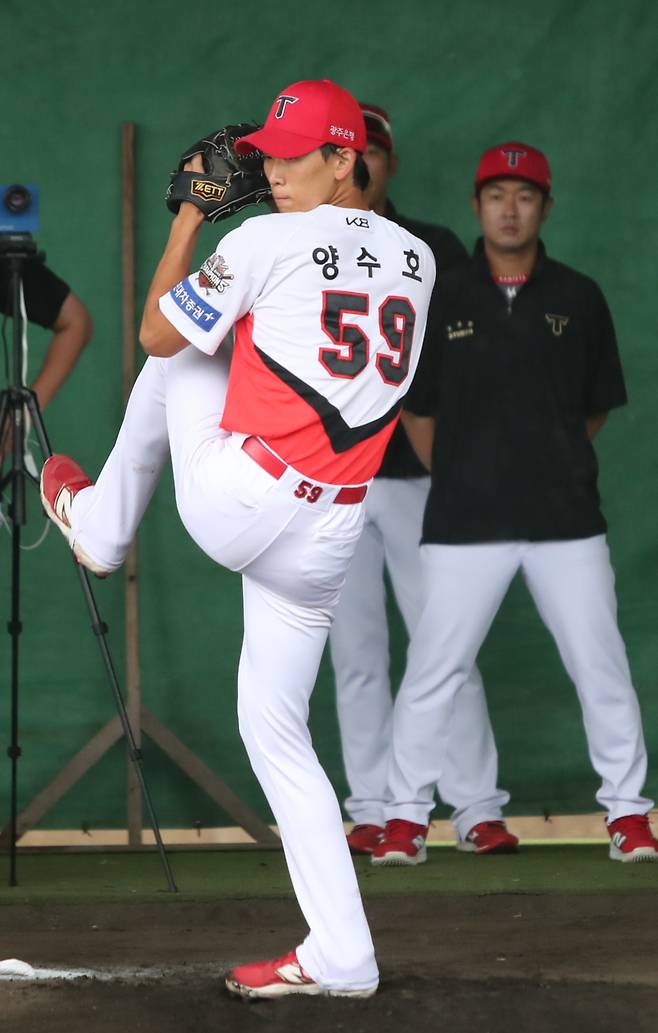 지난해 마무리 캠프에서 투구하는 오른손 투수 양수호의 모습. KIA 제공