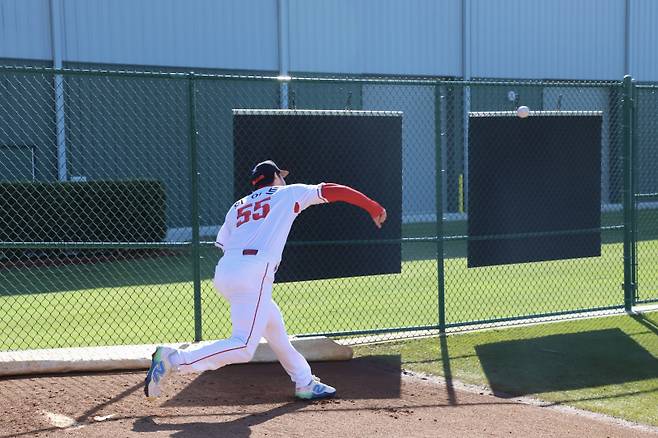 미국 플로리다 스프링캠프에서 불펜을 소화 중인 화이트. SSG 제공