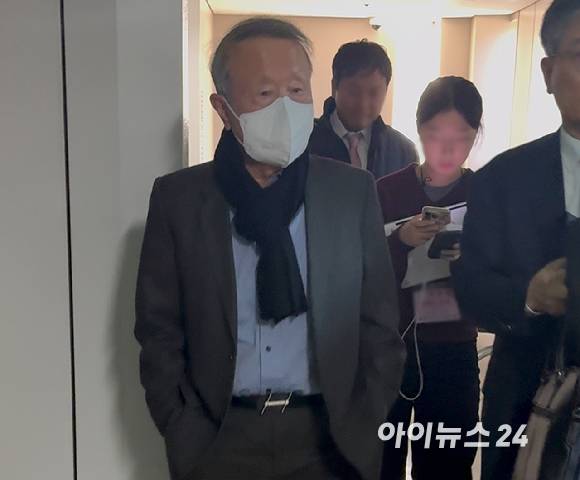 29일 특정경제범죄 가중처벌법상 횡령·배임, 배임수재 등 혐의로 기소된 홍원식 전 남양유업 회장이 서울중앙지법에 들어서고 있다. [사진=아이뉴스24]