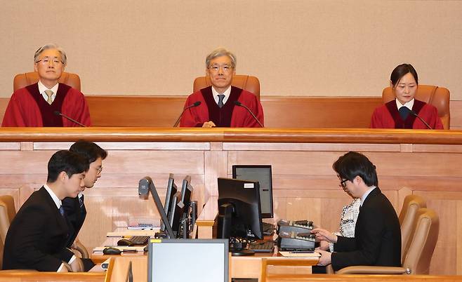 29일 서울 종로구 헌법재판소 심판정에서 김상환 헌법재판소장을 비롯한 헌법재판관들이 재판 시작을 기다리고 있다. 연합뉴스