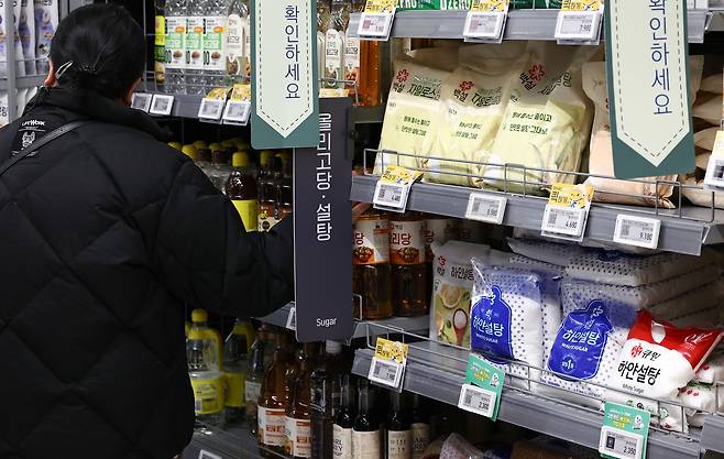 28일 서울 시내 한 대형마트에 설탕 제품들이 진열되어 있다. 뉴스1