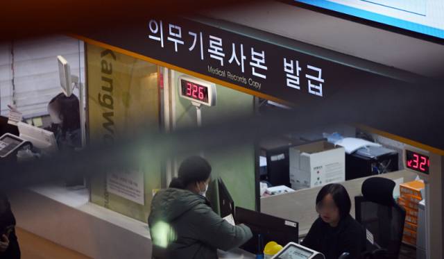 ▲ 강원대병원이 랜섬웨어로 분류되는 사이버 공격을 받아 의료영상 저장·전송 시스템(PACS) 사용이 제한돼 일부 진료에 차질이 발생한 28일 병원 로비에 마련된 의무기록사본 발급 창구에서 방문객들이 업무를 보고 있다.  방도겸 기자