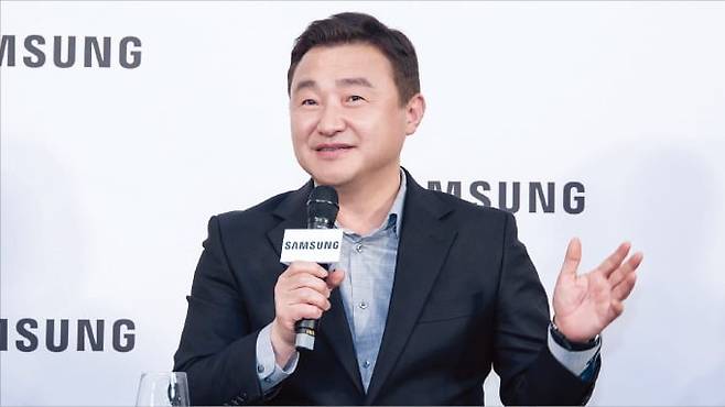 노태문 삼성전자 디바이스경험(DX)부문장 직무대행(사장)이 지난 4일 독일 베를린에서 열린 기자간담회에서 삼성의 인공지능(AI) 비전을 설명하고 있다.  삼성전자 제공