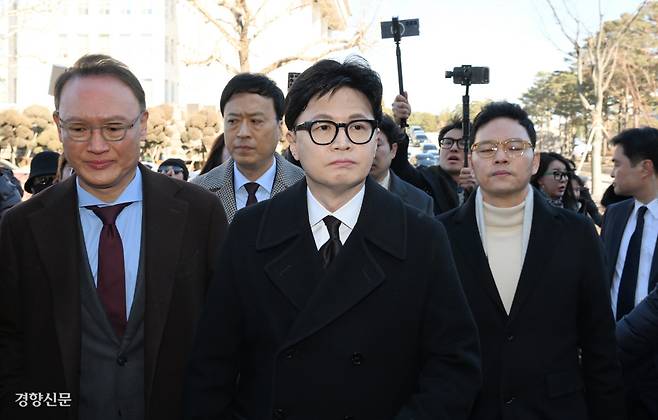 참담 국민의힘에서 제명된 한동훈 전 대표가 29일 제명 결정과 관련해 기자회견을 하기 위해 국회 소통관으로 향하고 있다. 권도현 기자