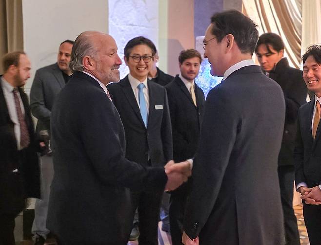 이재용 삼성전자 회장이 28일(현지시간) 미국 워싱턴 스미스소니언 예술산업관에서 열린 ‘이건희 컬렉션’ 전시 폐막 기념 갈라 디너에서 하워드 러트닉 미 상무부 장관과 악수하고 있다.  삼성전자 제공