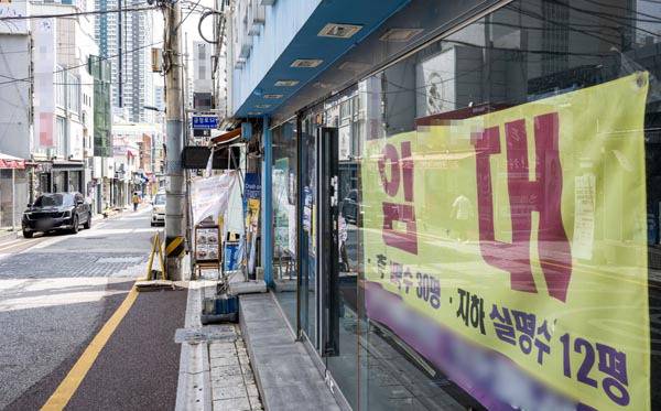 부산지역 한 대학가 상권 일대가 한산한 모습을 보이는 가운데 한 상가에 임대 현수막이 걸려 있다. 국제신문DB