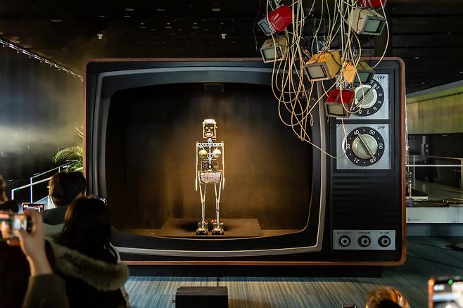 “Ghost Theatre X Robot K-456: The Circuit Turned Back On,″ a 50-minute multimedia piece by artist Kwon Byung-jun featuring acrobatic robots, which redebuted Nam June Paik's legendary “K-456" (1964/1996), shown in this photo.[KWON KEUN-YOUNG]