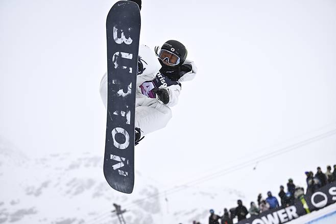 Choi Ga-on of Korea does a trick during the snowboard half-pipe competition at the FIS Snowboard, Freestyle and Freeski World Championships in St. Moritz, Switzerland, March 29, 2025. [AP/YONHAP]