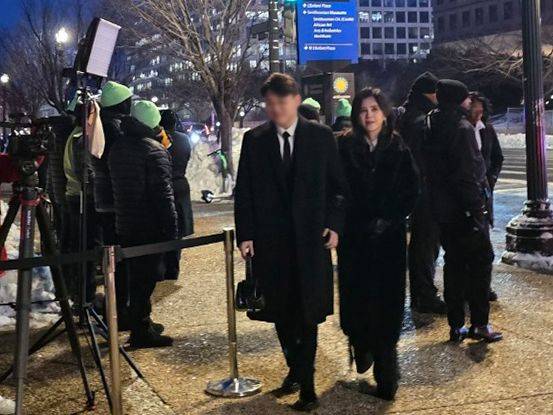 Lee Boo-jin, president of Hotel Shilla, right, enters the “Lee Kun-hee Collection” gala venue with her son, center, on Jan. 28 at the Smithsonian Arts and Industries Building in Washington. [YONHAP]
