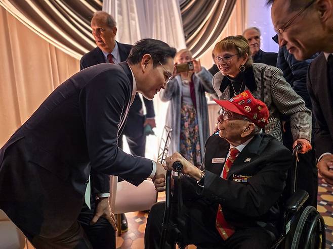 Chairman Lee Jae-yong, left, meets and talks with a Korean War veteran at the gala dinner held on Jan. 28 at the Smithsonian Arts and Industries Building in Washington. [SAMSUNG ELECTRONICS]