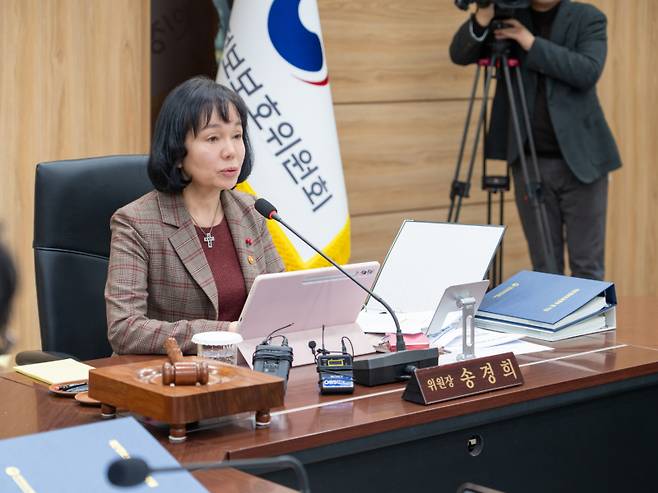 송경희 개인정보보호위원회 위원장이 28일 오후 서울 종로구 정부서울청사에서 개최된 2026년 제2회 개인정보보호위원회 전체회의에서 모두발언을 하고 있다. 개인정보보호위원회 제공