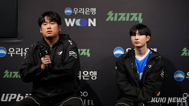 (왼쪽부터] 주영달 DN 수퍼스 감독과 ‘덕담’ 서대길이 29일 오후 5시 서울 종로구 치지직 롤파크 LCK 아레나에서 열린 BNK 피어엑스와의 ‘2026 LCK컵’ 그룹 배틀 경기가 끝나고 취재진과 기자회견을 하고 있다. 송한석 기자
