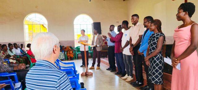 개원예배에서 의료진과 직원을 소개하는 모습. 황 원장 제공