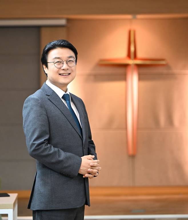 이현일 예본교회 목사가 최근 인천의 교회 부속실에서 청빙 과정을 전하고 있다. 신석현 포토그래퍼