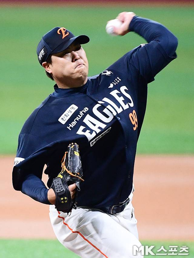 2025년 7월 5일 오후 서울 고척스카이돔에서 ‘2025 신한 SOL뱅크 KBO 리그’ 한화 이글스와 키움 히어로즈 경기가 열렸다. 한화 선발 류현진이 역투하고 있다. 사진=김영구 기자