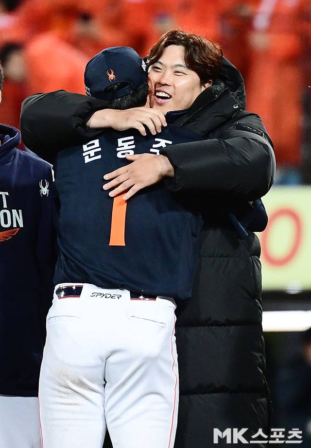 2025년 10월 21일 오후 대구삼성라이온즈파크에서 열린 ‘2025 신한 SOL Bank KBO 포스트시즌’ 한화 이글스와 삼성 라이온즈의 플레이오프(5전 3선승제) 3차전에서 한화가 4이닝 무실점 호투를 펼친 문동주의 활약을 앞세워 5-4 승리를 거뒀다. 노시환은 5회 재역전 투런홈런으로 승리의 힘을 보탰다. 한 점차 승리를 지킨 한화 문동주가 류현진과 뜨거운 포옹을 나누고 있다. 사진=김영구 기자