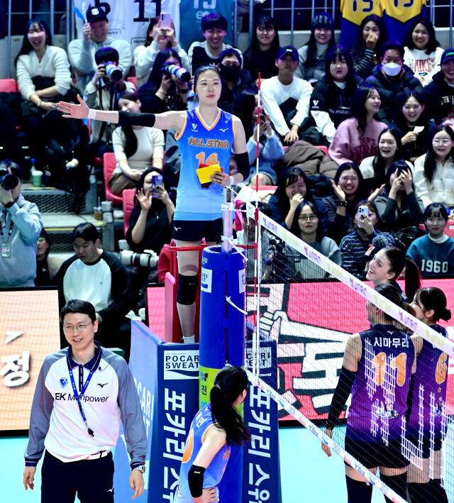 송인석 심판이 양효진을 대신해 선수로 투입되고 있다 / 한국배구연맹(KOVO)