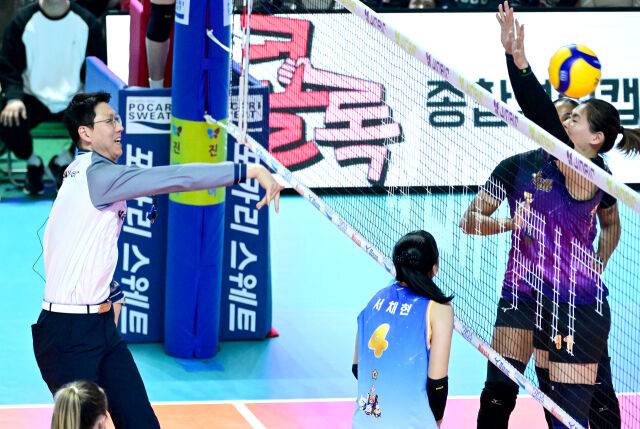 송인석 심판이 스파이크를 하고 있다 / 한국배구연맹(KOVO)