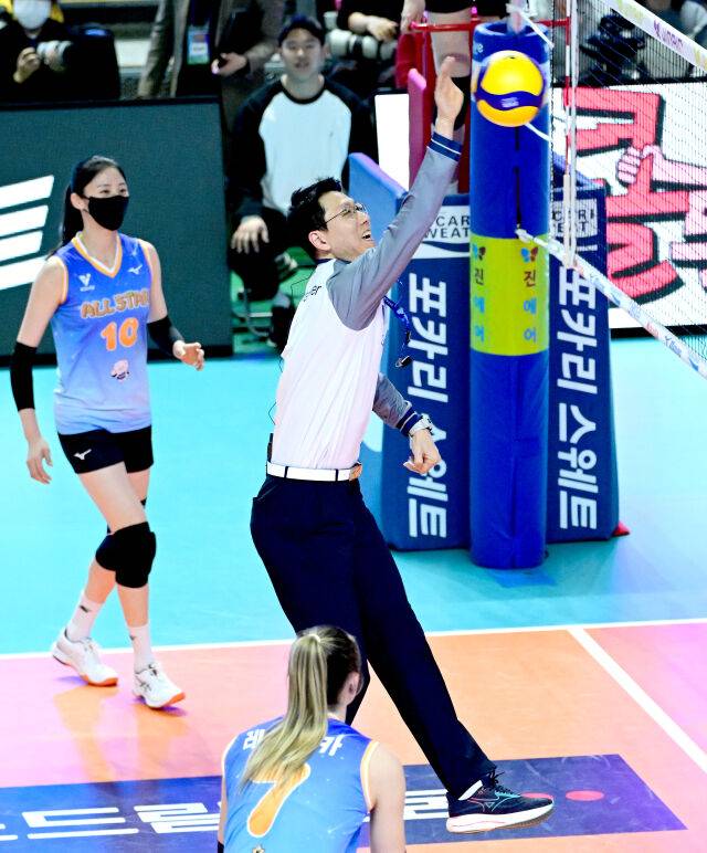 송인석 심판이 스파이크를 하고 있다 / 한국배구연맹(KOVO)