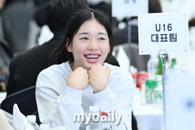 28일 서울 방이동 올림픽파크텔 올림피아홀에서 진행된 '2026 배구인의 밤' 행사가 열렸다. 한국 여자U16 대표팀 주장 손서연이 환하게 웃고 있다./송파 = 한혁승 기자