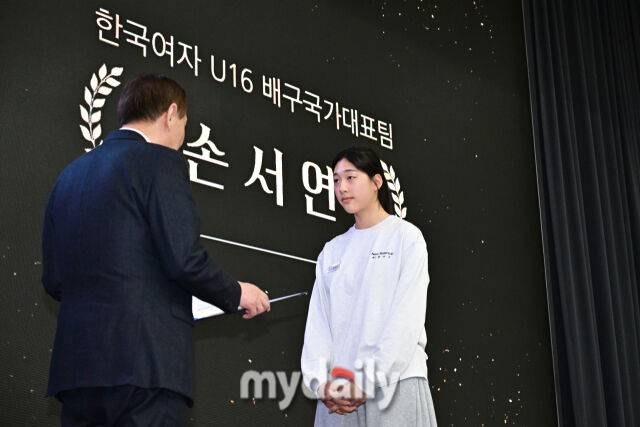 28일 서울 방이동 올림픽파크텔 올림피아홀에서 진행된 '2026 배구인의 밤' 행사가 열렸다. 최우수선수상을 수상한 한국여자 U16 배구국가대표팀 주장 손서연./송파 = 한혁승 기자