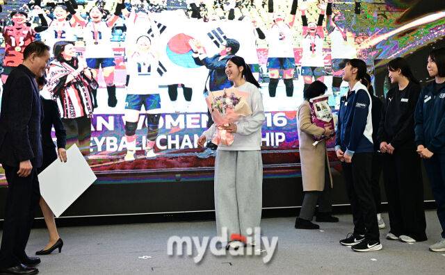 ▲ 주장 손서연이 부상을 보고 실소를 터트리고 있다.