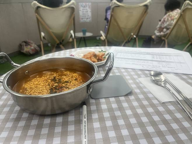 지난해 7월 23일 서울마음편의점 관악점에서 ‘외로움 및 고립위험 체크리스트’를 작성하며 직접 끓였던 서울라면. 박병국 기자