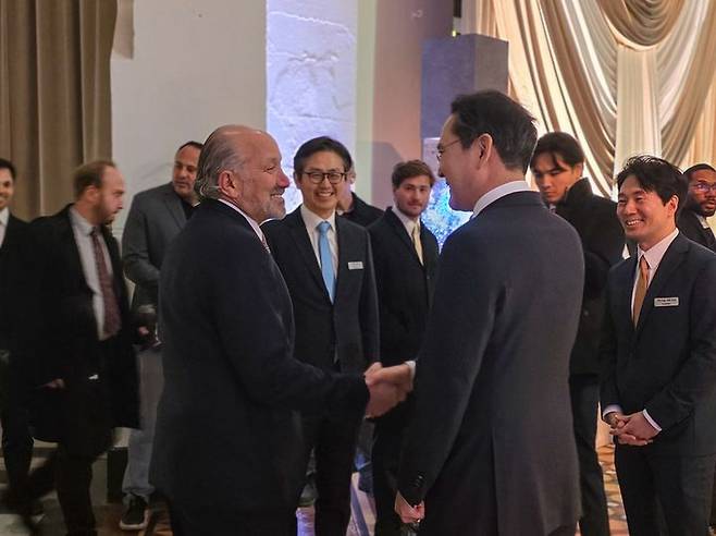 [서울=뉴시스]이재용 회장이 28일(현지시간) 미국 워싱턴 D.C. 스미스소니언 예술산업관에서 열린 갈라 디너에서 하워드 러트닉 미국 상무부 장관을 만나 대화하고 있다. (사진 = 삼성) 2026.01.29. photo@newsis.com *재판매 및 DB 금지