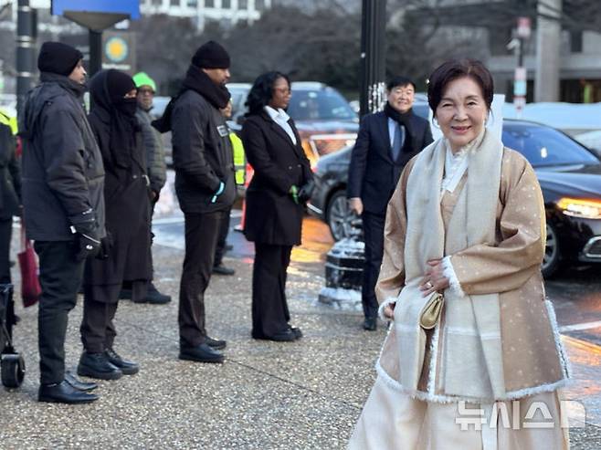 [워싱턴=뉴시스] 이윤희 특파원 = 홍라희 리움미술관 명예관장이 28일(현지 시간) 미국 워싱턴DC 스미스소니언 국립아시아미술관에서 열린 '이건희 컬렉션 전시 기념 갈라 행사'에 참석하고 있다. 2026.01.29. sympathy@newsis.com
