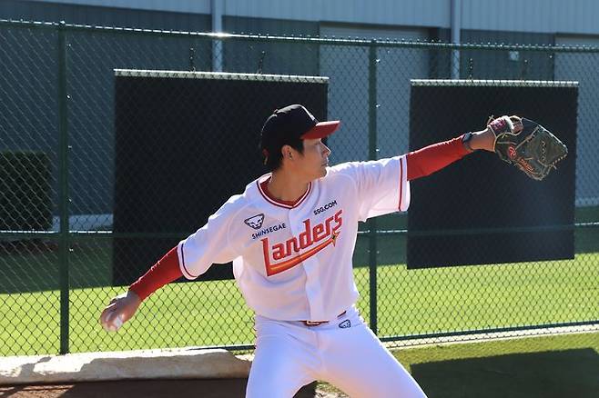 [서울=뉴시스] 미국 플로리다주 베로비치의 스프링캠프에서 불펜 투구를 하는 SSG 랜더스의 다케다 쇼타. (사진 = SSG 랜더스 제공) *재판매 및 DB 금지