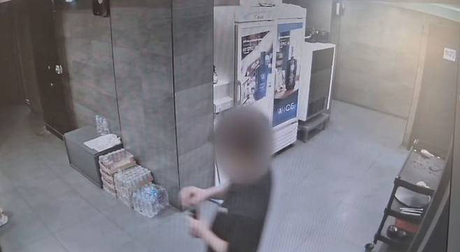 [부산=뉴시스] 부산 부산진구의 한 주점에서 종업원이 남은 술들을 조합해 만든 가짜 양주를 손님상에 가져가고 있다. (사진=부산지검 제공) 2026.01.29. photo@newsis.com *재판매 및 DB 금지