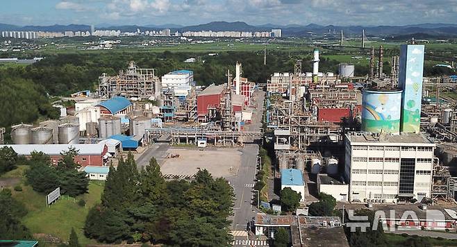 [나주=뉴시스]이창우 기자=1962년 호남비료 공장으로 출발한 LG화학 나주공장 전경.(사진=뉴시스DB) 2025.08.15. lcw@newsis.com