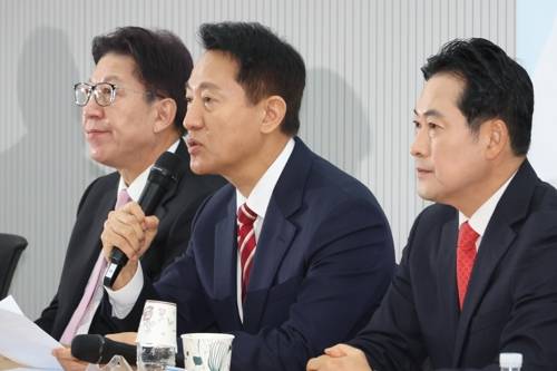 발언하는 오세훈 서울시장 오세훈 서울시장이 12일 서울 여의도 당사에서 열린 '지방선거총괄기획단-시도 광역단체장 연석회의'에서 발언하고 있다. 2025.11.12[연합뉴스 자료사진]