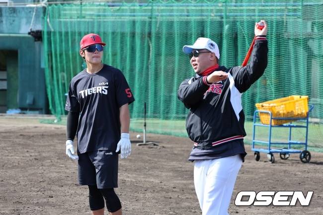 이범호 감독이 김도영과 이야기를 나누고 있다./KIA 타이거즈 제공