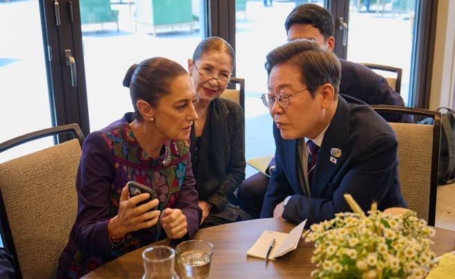 지난 2025년 6월 캐나다에서 열린 주요 7개국(G7) 정상회의 참석을 계기로 만난 이재명 대통령과&nbsp;클라우디아 셰인바움 멕시코 대통령이 대화를 나누고 있다. 세계일보 자료사진