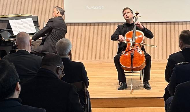 지난 27일&nbsp;‘국제 홀로코스트 추모의 날’을 맞아 서울 용산&nbsp;민주화운동기념관에서 열린 기념식&nbsp;참석자들이 영화 ‘쉰들러 리스트’&nbsp;주제곡 연주를 감상하고 있다. 2차대전 기간 나치 독일이 자행한&nbsp;홀로코스트로 유대인 600만명 이상이 목숨을 잃은 것으로 추정된다. 이날 행사는 주한 이스라엘 대사관과 주한 독일 대사관이 공동으로 개최했다. 주한 독일 대사관 SNS