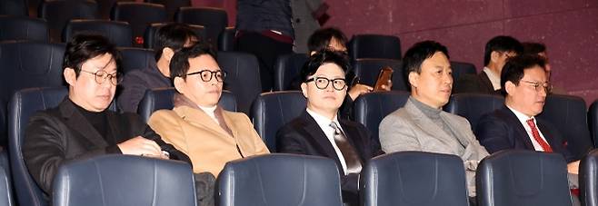 YS 영화 공개 관람 나선 한동훈 전 대표와 친한계 의원들 - 한동훈(가운데) 전 국민의힘 대표가 28일 서울 영등포구 한 영화관에서 ‘잊혀진 대통령: 김영삼의 개혁시대’ 영화 상영 시작을 기다리고 있다. 왼쪽부터 국민의힘 진종오 의원, 박정훈 의원, 한동훈 전 대표, 정성국 의원, 김형동 의원. 뉴시스