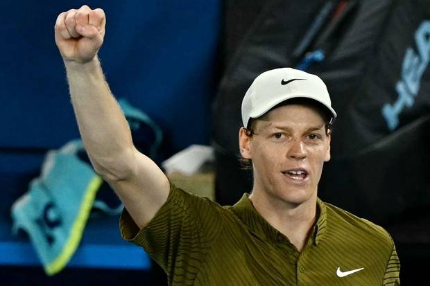 8강전 승리 후 주먹을 뻗어 환호하는 얀니크 신네르. AFP연합뉴스