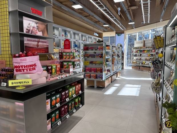 서울 종로구 광화문 ‘올리브베러’ 1호점 매장 내 2층 전경. 노현영 기자