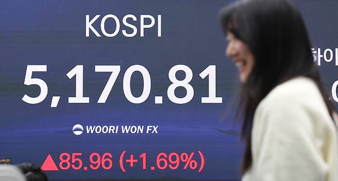 코스피가 개인투자자들의 순매수에 힘입어 사상 처음으로 5100 고지에 올라선 채 장을 마감한 28일 서울 중구 우리은행 딜링룸에서 관계자들이 업무를 보고 있다. &copy;연합뉴스