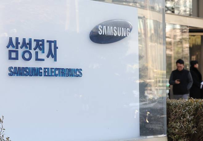 삼성전자는 결산 배당으로 보통주와 우선주 각각 1주당 566원, 567원의 현금 배당을 실시한다고 29일 공시했다. 사진은 삼성전자 서초사옥 ⓒ연합뉴스