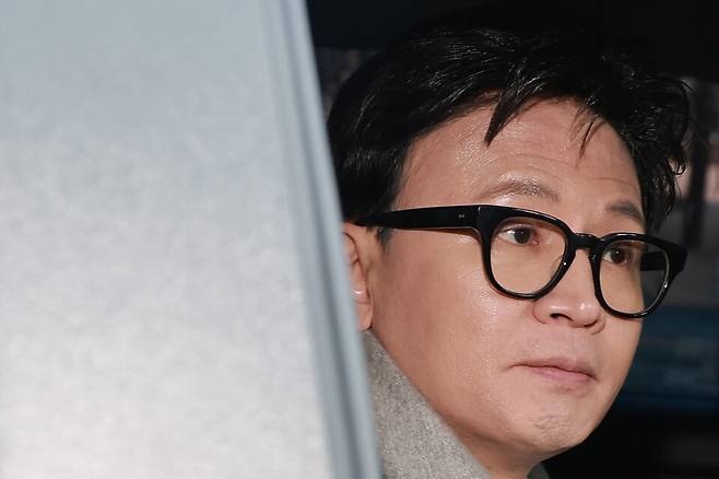 한동훈 전 국민의힘 대표가 1월14일 당 윤리위원회의 제명 결정 관련 기자회견을 마치고 국회의원회관을 잠시 방문한 뒤 차량에 탑승하고 있다. ⓒ 연합뉴스