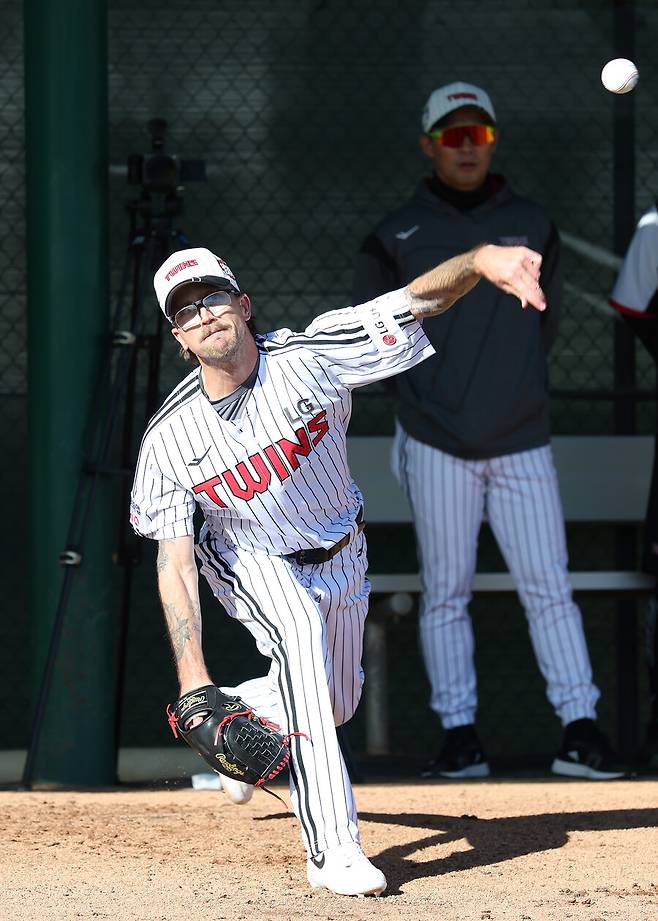강팀에서 뛰고 싶었다 LG에서 새출발 웰스, 박동원도 고개 끄덕 구속에 비해 위력적