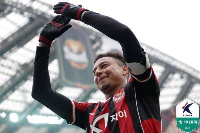 ▲ 서울에서의 시간은 예상보다 훨씬 성공적이었다. 린가드는 2024시즌 26경기 6골 3도움을 쌓았고 이듬해 41경기 13골 7도움을 몰아쳐 팀 공격을 이끌었다. 경기력과 존재감 모두에서 에이스 역할을 해냈다. 좀더 큰 전장으로 도전에 나서 현역 커리어 3막 설계에 출사표를 던졌다. ⓒ한국프로축구연맹